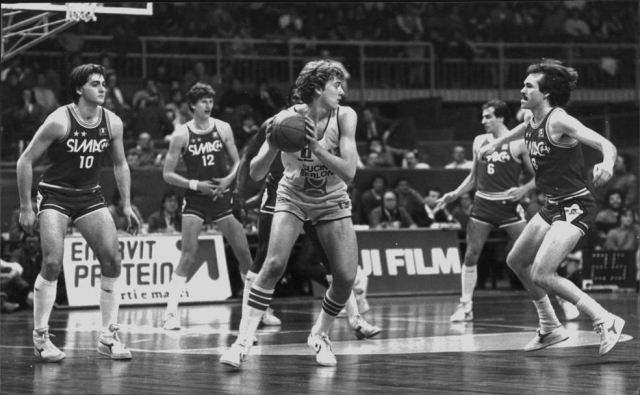 Morandotti accerchiato dalla mitica 1-3-1 della Simac Milano